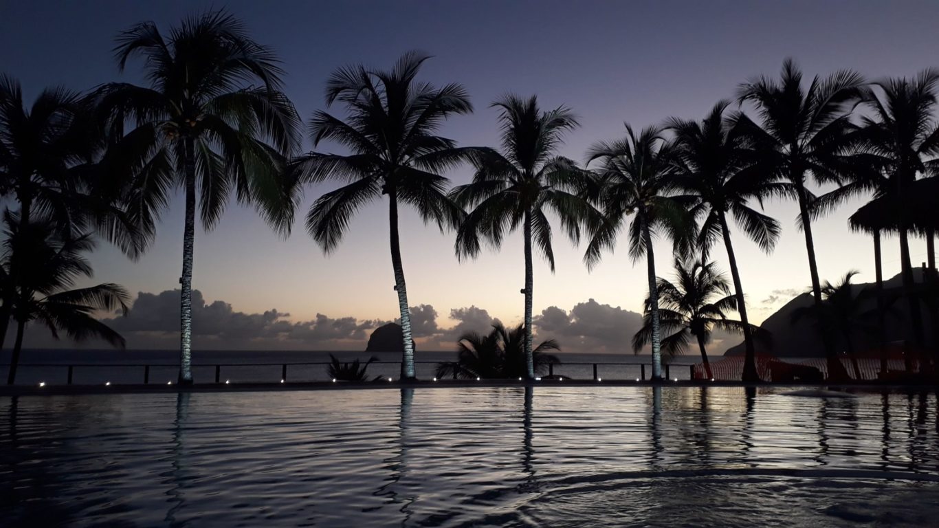 Vue de nuit de la piscine Black Diamand