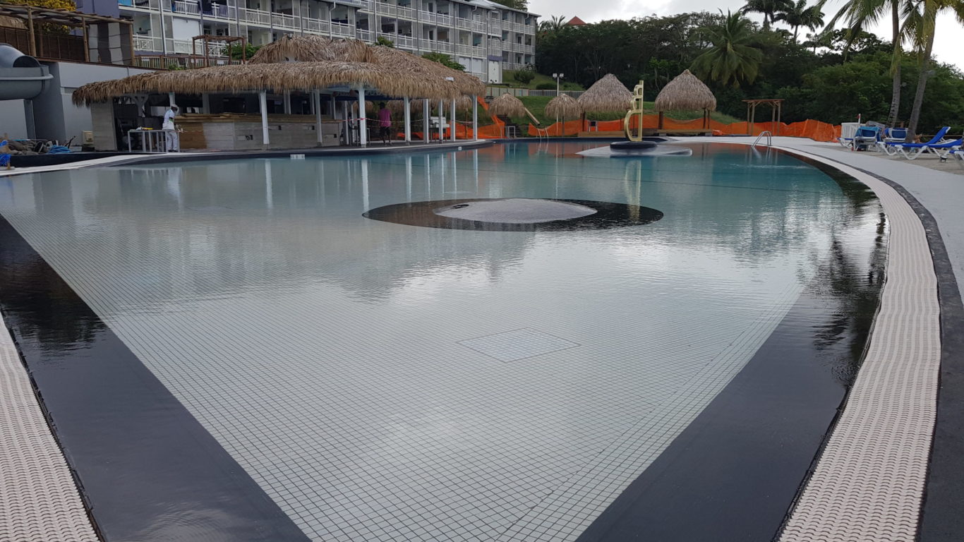 Vue du bassin enfant de la piscine Black Diamand